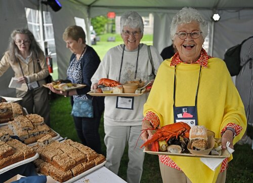Reunion 2025 New England Lobster Bake Friday, May 30, 2025 in the main tent on Tempel Green. (Connecticut College photos by Sean D. Elliot)