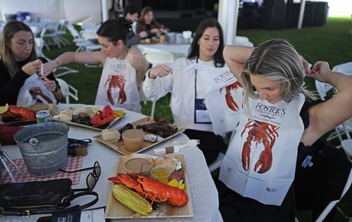 Reunion 2025 New England Lobster Bake Friday, May 30, 2025 in the main tent on Tempel Green. (Connecticut College photos by Sean D. Elliot)