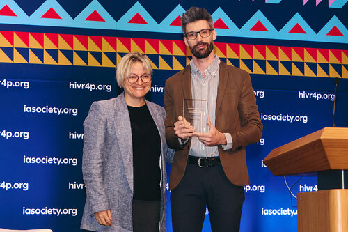 HIVR4P, the 5th HIV Research for Prevention Conference. Lima, Peru. 9 October, 2024

PL03 
Back to the future
Award presenter Luciana Kamel (Fiocruz) and the recipient Gaston Devisich (Fundación Huésped).

©️ Nicole Bergman / IAS