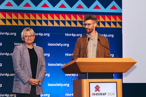 HIVR4P, the 5th HIV Research for Prevention Conference. Lima, Peru. 9 October, 2024

PL03 
Back to the future
Award presenter Luciana Kamel (Fiocruz) and the recipient Gaston Devisich (Fundación Huésped).

©️ Nicole Bergman / IAS
