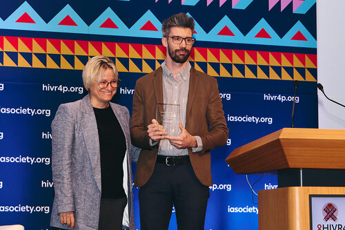 HIVR4P, the 5th HIV Research for Prevention Conference. Lima, Peru. 9 October, 2024

PL03 
Back to the future
Award presenter Luciana Kamel (Fiocruz) and the recipient Gaston Devisich (Fundación Huésped).

©️ Nicole Bergman / IAS