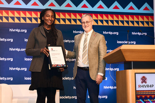 HIVR4P, the 5th HIV Research for Prevention Conference. Lima, Peru. 10 October, 2024

PL04 Realising the promise
Award presenter Cesar Boggiano (National Institutes of Health) 
and award recipient:
• Michelle Muthui (KEMRI-Wellcome Trust)

©️ Nicole Bergman / IAS