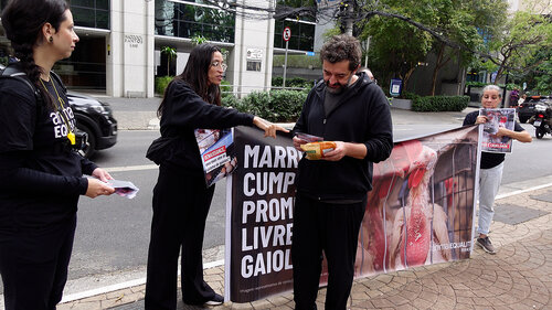 Protest held in front of Renaissance Sao Paulo at 29 August 2025.

We protested in front of Renaissance, part of Marriott, because they continue to use eggs from caged hens, despite promising more than six years ago that they would stop doing so.

Caged hens live confined without being able to spread their wings, walk or express their natural behaviours.
Marriott publicly promised to stop supporting this cruel practice, but has not kept its word.

We demand consistency and real action.