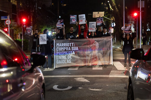 Organizada pela organização sem fins lucrativos, Animal Equality Brasil, ativistas fazem ação em frente ao hotel Renassance, da rede de hotéis Marriott, exigindo que a rede honre o compromisso de banir o consumo de ovos de galinhas em gaiolas nas refeições ofertadas em seus empreendimentos. São Paulo, SP, Brasil, 24 de julho de 2025. Fotografia: Felipe Beltrame / Animal Equality Brasil.