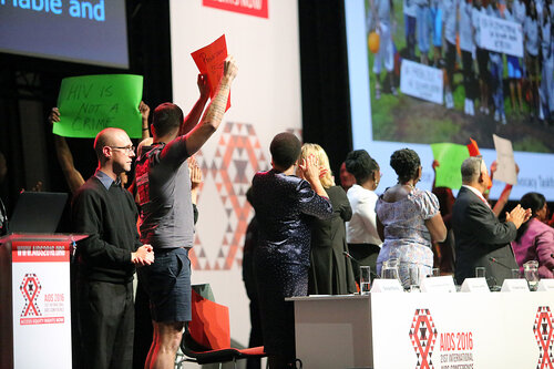 21st International AIDS Conference (AIDS 2016), Durban, South Africa.
Tuesday 19th July 2016, VENUE : Durban ICC Session Hall 1
Tuesday Plenary
Protesters on stage with dignitaries after Jonathan man invited them to come on stage
Photo©International AIDS Society/Abhi Indrarajan