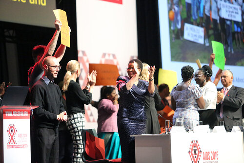 21st International AIDS Conference (AIDS 2016), Durban, South Africa.
Tuesday 19th July 2016, VENUE : Durban ICC Session Hall 1
Tuesday Plenary
Protesters on stage with dignitaries after Jonathan man invited them to come on stage
Photo©International AIDS Society/Abhi Indrarajan