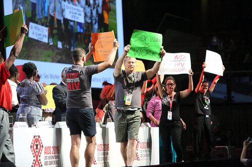 21st International AIDS Conference (AIDS 2016), Durban, South Africa.
Tuesday 19th July 2016, VENUE : Durban ICC Session Hall 1
Tuesday Plenary
Protesters on stage with dignitaries after Jonathan man invited them to come on stage
Photo©International AIDS Society/Abhi Indrarajan