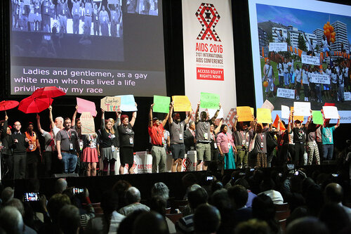 21st International AIDS Conference (AIDS 2016), Durban, South Africa.
Tuesday 19th July 2016, VENUE : Durban ICC Session Hall 1
Tuesday Plenary
Protesters on stage with dignitaries after Jonathan man invited them to come on stage
Photo©International AIDS Society/Abhi Indrarajan