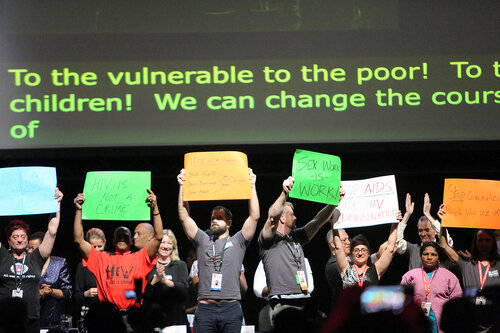 21st International AIDS Conference (AIDS 2016), Durban, South Africa.
Tuesday 19th July 2016, VENUE : Durban ICC Session Hall 1
Tuesday Plenary
Protesters on stage with dignitaries after Jonathan man invited them to come on stage
Photo©International AIDS Society/Abhi Indrarajan