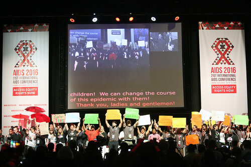 21st International AIDS Conference (AIDS 2016), Durban, South Africa.
Tuesday 19th July 2016, VENUE : Durban ICC Session Hall 1
Tuesday Plenary
Protesters on stage with dignitaries after Jonathan man invited them to come on stage
Photo©International AIDS Society/Abhi Indrarajan
