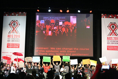 21st International AIDS Conference (AIDS 2016), Durban, South Africa.
Tuesday 19th July 2016, VENUE : Durban ICC Session Hall 1
Tuesday Plenary
Protesters on stage with dignitaries after Jonathan man invited them to come on stage
Photo©International AIDS Society/Abhi Indrarajan