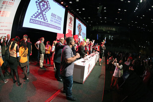 21st International AIDS Conference (AIDS 2016), Durban, South Africa.
Tuesday 19th July 2016, VENUE : Durban ICC Session Hall 1
Tuesday Plenary
Protesters on stage with dignitaries after Jonathan man invited them to come on stage
Photo©International AIDS Society/Abhi Indrarajan