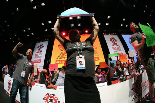 21st International AIDS Conference (AIDS 2016), Durban, South Africa.
Tuesday 19th July 2016, VENUE : Durban ICC Session Hall 1
Tuesday Plenary
Protesters on stage with dignitaries after Jonathan man invited them to come on stage
Photo©International AIDS Society/Abhi Indrarajan