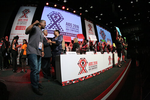 21st International AIDS Conference (AIDS 2016), Durban, South Africa.
Tuesday 19th July 2016, VENUE : Durban ICC Session Hall 1
Tuesday Plenary
Protesters on stage with dignitaries after Jonathan man invited them to come on stage
Photo©International AIDS Society/Abhi Indrarajan