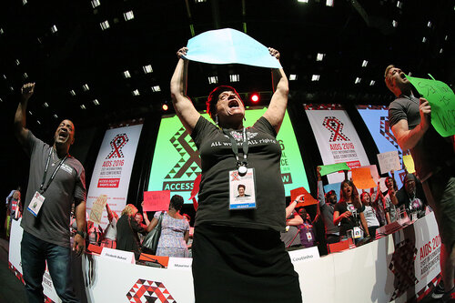 21st International AIDS Conference (AIDS 2016), Durban, South Africa.
Tuesday 19th July 2016, VENUE : Durban ICC Session Hall 1
Tuesday Plenary
Protesters on stage with dignitaries after Jonathan man invited them to come on stage
Photo©International AIDS Society/Abhi Indrarajan