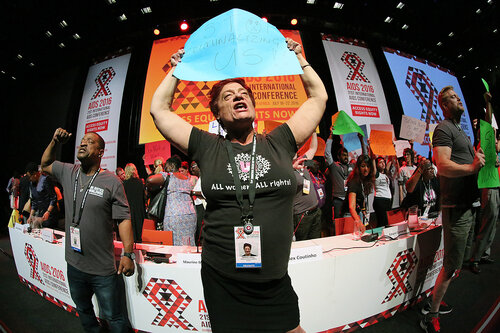 21st International AIDS Conference (AIDS 2016), Durban, South Africa.
Tuesday 19th July 2016, VENUE : Durban ICC Session Hall 1
Tuesday Plenary
Protesters on stage with dignitaries after Jonathan man invited them to come on stage
Photo©International AIDS Society/Abhi Indrarajan