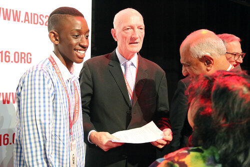 21st International AIDS Conference (AIDS 2016), Durban, South Africa.
Tuesday 19th July 2016, VENUE : Durban ICC Session Hall 1
Tuesday Plenary
Protesters on stage with dignitaries after Jonathan man invited them to come on stage
Photo©International AIDS Society/Abhi Indrarajan