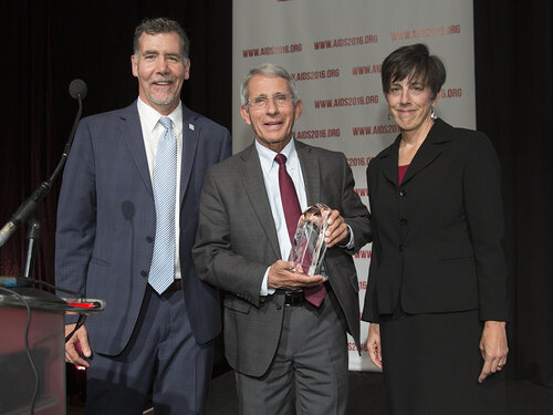 21st International AIDS Conference (AIDS 2016), Durban, South Africa.
Progress in HIV Vaccines and the Road to the Clinic (TUSY0303).
Dr Amy Lanky, ONAP/White House and Chris Beyrer, Anthony Fauci, National Institutes of Health (NIH), United States with Presidents Award, 19 July, 2016.
Photo©International AIDS Society/Rogan Ward