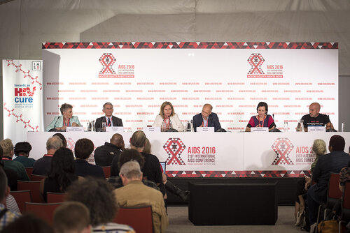 21st International AIDS Conference (AIDS 2016), Durban, South Africa.
Photo shows (left to right): Françoise Barré-Sinoussi, Institut Pasteur, Anthony Fauci, NIAID Director, Sharon Lewin, The Doherty Institute, University of Melbourne, Steven Deeks, Towards a HIV Symposium Co-Chair, Jintanat Ananworanich, Global Scientific Strategy Co-author and  Giulio Maria Corbelli, European AIDS Treatment Group, at the Towards an HIV Cure Press Conference.
Photo©International AIDS Society/Steve Forrest/Workers' Photos