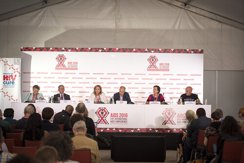 21st International AIDS Conference (AIDS 2016), Durban, South Africa.
Photo shows (left to right): Françoise Barré-Sinoussi, Institut Pasteur, Anthony Fauci, NIAID Director, Sharon Lewin, The Doherty Institute, University of Melbourne, Steven Deeks, Towards a HIV Symposium Co-Chair, Jintanat Ananworanich, Global Scientific Strategy Co-author and  Giulio Maria Corbelli, European AIDS Treatment Group, at the Towards an HIV Cure Press Conference.
Photo©International AIDS Society/Steve Forrest/Workers' Photos