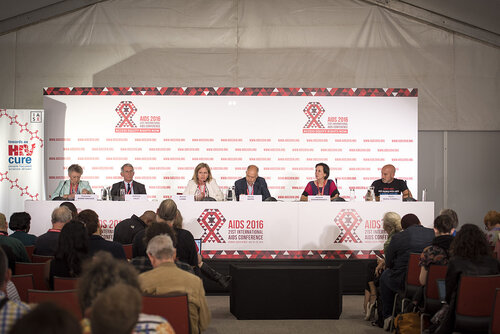 21st International AIDS Conference (AIDS 2016), Durban, South Africa.
Photo shows (left to right): Françoise Barré-Sinoussi, Institut Pasteur, Anthony Fauci, NIAID Director, Sharon Lewin, The Doherty Institute, University of Melbourne, Steven Deeks, Towards a HIV Symposium Co-Chair, Jintanat Ananworanich, Global Scientific Strategy Co-author and  Giulio Maria Corbelli, European AIDS Treatment Group, at the Towards an HIV Cure Press Conference.
Photo©International AIDS Society/Steve Forrest/Workers' Photos