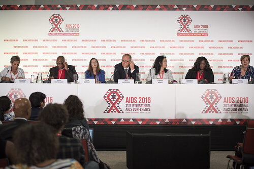 21st International AIDS Conference (AIDS 2016), Durban, South Africa.
Photo shows (left to right): Linda-Gail Bekker, from the Desmond Tutu HIV Centre, Aaron Motsoaledi Minister of Health (South Africa), Valerie Mizrahi, Jens Lundgren, Corinne Merle, World Health Organisation, Thokozile Nkhoma, Joanne Carter, at the TB2016 Press Conference.
Photo©International AIDS Society/Steve Forrest/Workers' Photos