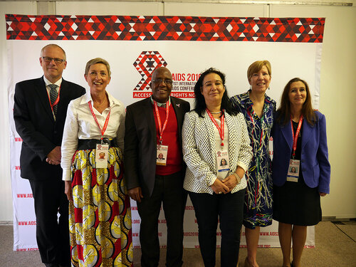 21st International AIDS Conference (AIDS 2016), Durban, South Africa.
Photo shows (left to right): Jens Lundgren, Linda-Gail Bekker, from the Desmond Tutu HIV Centre, Aaron Motsoaledi Minister of Health (South Africa), Corinne Merle, World Health Organisation, Joanne Carter, Valerie Mizrahi, at the TB2016 Press Conference.
Photo©International AIDS Society/Steve Forrest/Workers' Photos