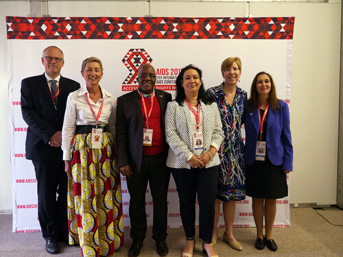 21st International AIDS Conference (AIDS 2016), Durban, South Africa.
Photo shows (left to right): Jens Lundgren, Linda-Gail Bekker, from the Desmond Tutu HIV Centre, Aaron Motsoaledi Minister of Health (South Africa), Corinne Merle, World Health Organisation, Joanne Carter, Valerie Mizrahi, at the TB2016 Press Conference.
Photo©International AIDS Society/Steve Forrest/Workers' Photos