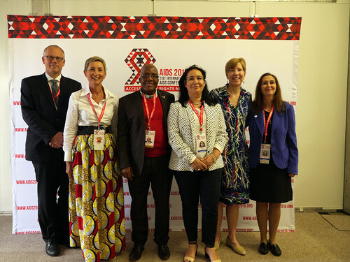 21st International AIDS Conference (AIDS 2016), Durban, South Africa.
Photo shows (left to right): Jens Lundgren, Linda-Gail Bekker, from the Desmond Tutu HIV Centre, Aaron Motsoaledi Minister of Health (South Africa), Corinne Merle, World Health Organisation, Joanne Carter, Valerie Mizrahi, at the TB2016 Press Conference.
Photo©International AIDS Society/Steve Forrest/Workers' Photos