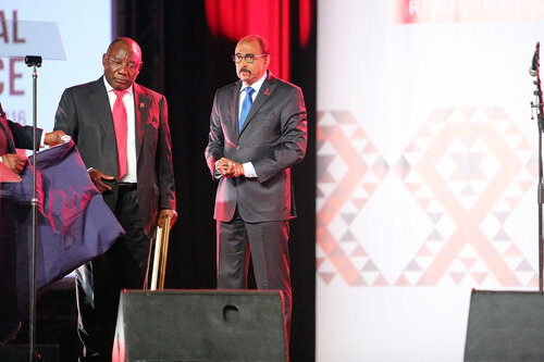 21st International AIDS Conference (AIDS 2016), Durban, South Africa.
Monday 18th July 2016, VENUE : Durban ICC Main Hall
Opening Ceremony
Deputy President of South Africa : Cyril Ramaphosa, and Mapasika gives an award to Michel Sidibe
Photo©International AIDS Society/Abhi Indrarajan
