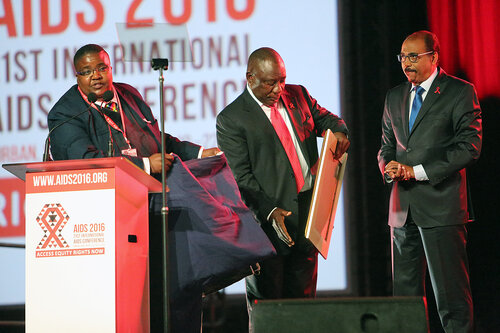 21st International AIDS Conference (AIDS 2016), Durban, South Africa.
Monday 18th July 2016, VENUE : Durban ICC Main Hall
Opening Ceremony
Deputy President of South Africa : Cyril Ramaphosa, and Mapasika gives an award to Michel Sidibe
Photo©International AIDS Society/Abhi Indrarajan
