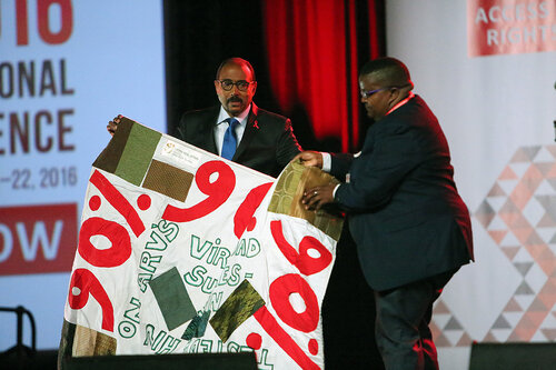 21st International AIDS Conference (AIDS 2016), Durban, South Africa.
Monday 18th July 2016, VENUE : Durban ICC Main Hall
Opening Ceremony
Deputy President of South Africa : Cyril Ramaphosa, and Mapasika gives an award to Michel Sidibe
Photo©International AIDS Society/Abhi Indrarajan