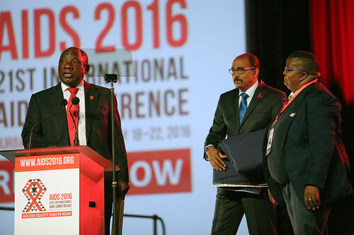 21st International AIDS Conference (AIDS 2016), Durban, South Africa.
Monday 18th July 2016, VENUE : Durban ICC Main Hall
Opening Ceremony
Deputy President of South Africa : Cyril Ramaphosa, and Mapasika gives an award to Michel Sidibe
Photo©International AIDS Society/Abhi Indrarajan
