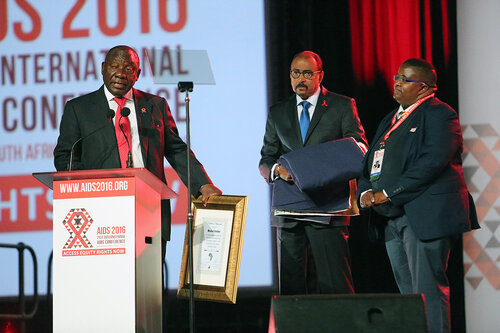 21st International AIDS Conference (AIDS 2016), Durban, South Africa.
Monday 18th July 2016, VENUE : Durban ICC Main Hall
Opening Ceremony
Deputy President of South Africa : Cyril Ramaphosa, and Mapasika gives an award to Michel Sidibe
Photo©International AIDS Society/Abhi Indrarajan