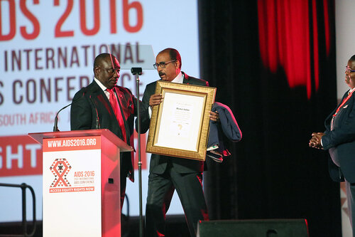 21st International AIDS Conference (AIDS 2016), Durban, South Africa.
Monday 18th July 2016, VENUE : Durban ICC Main Hall
Opening Ceremony
Deputy President of South Africa : Cyril Ramaphosa, and Mapasika gives an award to Michel Sidibe
Photo©International AIDS Society/Abhi Indrarajan