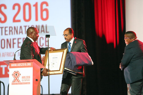 21st International AIDS Conference (AIDS 2016), Durban, South Africa.
Monday 18th July 2016, VENUE : Durban ICC Main Hall
Opening Ceremony
Deputy President of South Africa : Cyril Ramaphosa, and Mapasika gives an award to Michel Sidibe
Photo©International AIDS Society/Abhi Indrarajan