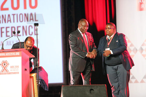 21st International AIDS Conference (AIDS 2016), Durban, South Africa.
Monday 18th July 2016, VENUE : Durban ICC Main Hall
Opening Ceremony
Deputy President of South Africa : Cyril Ramaphosa, and Mapasika gives an award to Michel Sidibe
Photo©International AIDS Society/Abhi Indrarajan