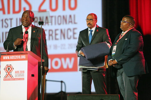 21st International AIDS Conference (AIDS 2016), Durban, South Africa.
Monday 18th July 2016, VENUE : Durban ICC Main Hall
Opening Ceremony
Deputy President of South Africa : Cyril Ramaphosa, and Mapasika gives an award to Michel Sidibe
Photo©International AIDS Society/Abhi Indrarajan