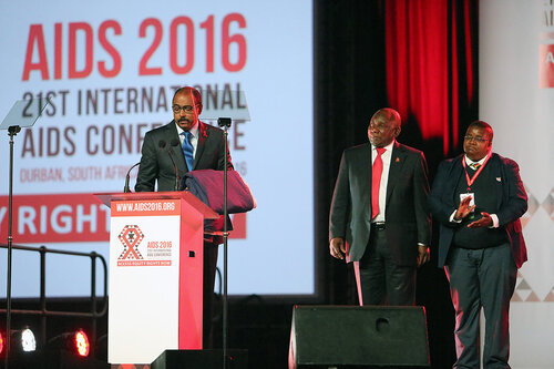 21st International AIDS Conference (AIDS 2016), Durban, South Africa.
Monday 18th July 2016, VENUE : Durban ICC Main Hall
Opening Ceremony
Deputy President of South Africa : Cyril Ramaphosa, and Mapasika gives an award to Michel Sidibe
Photo©International AIDS Society/Abhi Indrarajan