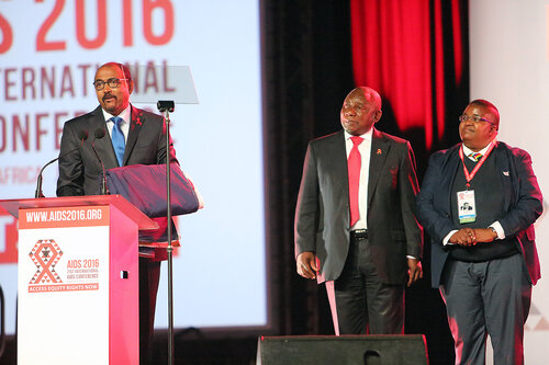 21st International AIDS Conference (AIDS 2016), Durban, South Africa.
Monday 18th July 2016, VENUE : Durban ICC Main Hall
Opening Ceremony
Deputy President of South Africa : Cyril Ramaphosa, and Mapasika gives an award to Michel Sidibe
Photo©International AIDS Society/Abhi Indrarajan