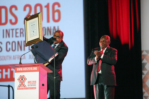 21st International AIDS Conference (AIDS 2016), Durban, South Africa.
Monday 18th July 2016, VENUE : Durban ICC Main Hall
Opening Ceremony
Deputy President of South Africa : Cyril Ramaphosa, and Mapasika gives an award to Michel Sidibe
Photo©International AIDS Society/Abhi Indrarajan