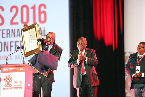 21st International AIDS Conference (AIDS 2016), Durban, South Africa.
Monday 18th July 2016, VENUE : Durban ICC Main Hall
Opening Ceremony
Deputy President of South Africa : Cyril Ramaphosa, and Mapasika gives an award to Michel Sidibe
Photo©International AIDS Society/Abhi Indrarajan