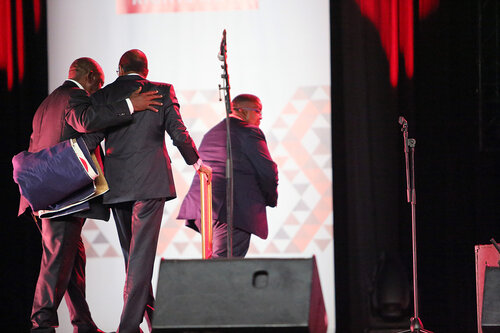 21st International AIDS Conference (AIDS 2016), Durban, South Africa.
Monday 18th July 2016, VENUE : Durban ICC Main Hall
Opening Ceremony
Deputy President of South Africa : Cyril Ramaphosa, and Mapasika gives an award to Michel Sidibe
Photo©International AIDS Society/Abhi Indrarajan