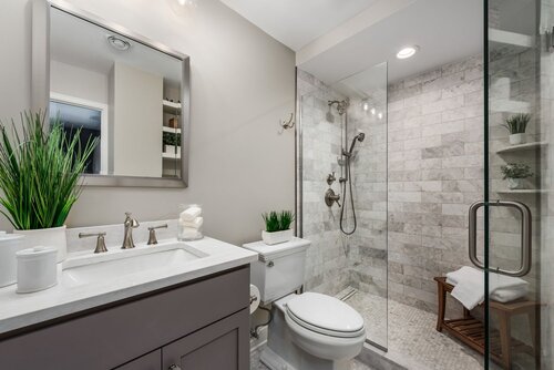 shower with subway style tile, corner shelving, detachable shower head