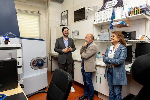 Hugo M. Santos, José Júlio Alferes, Ana Aguiar Ricardo. Equipamento científico timsTOF Pro 2. Laboratório Isabel Moura