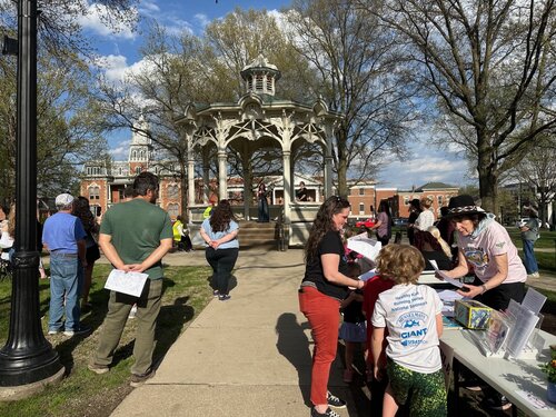 John Caruso of the American chestnut Foundation shares info with participants.