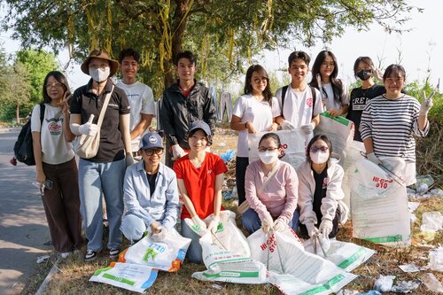 Cleanup activity in Thu Thiem, HCMC, Vietnam, organized by Laiday Refill and LoopNet Asia in April, with 34 volunteers collecting a total of 524 kgs of waste.