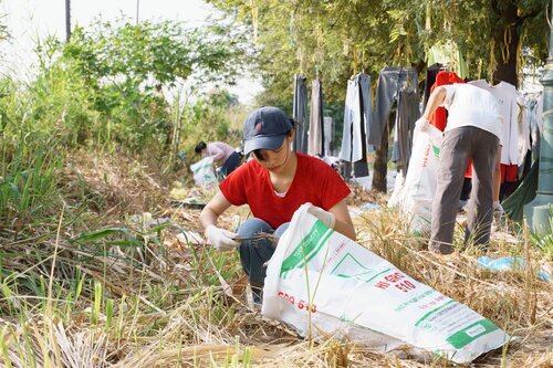 Cleanup activity in Thu Thiem, HCMC, Vietnam, organized by Laiday Refill and LoopNet Asia in April, with 34 volunteers collecting a total of 524 kgs of waste.