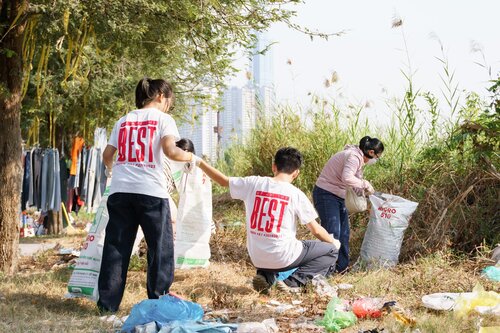 Cleanup activity in Thu Thiem, HCMC, Vietnam, organized by Laiday Refill and LoopNet Asia in April, with 34 volunteers collecting a total of 524 kgs of waste.