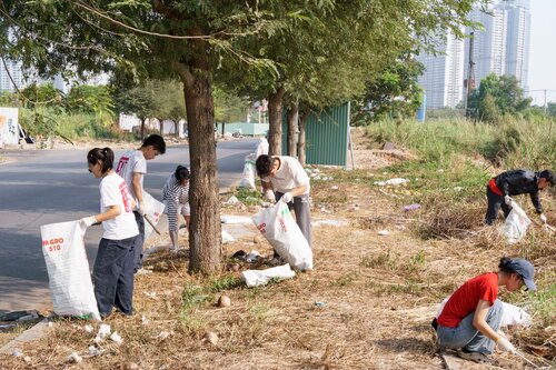 Cleanup activity in Thu Thiem, HCMC, Vietnam, organized by Laiday Refill and LoopNet Asia in April, with 34 volunteers collecting a total of 524 kgs of waste.